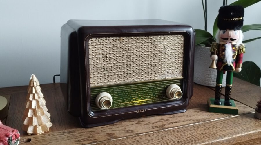 Tesla retro vintage bluetooth radio