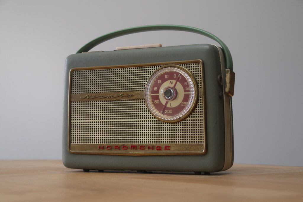 Vintage Mambo Bluetooth radio